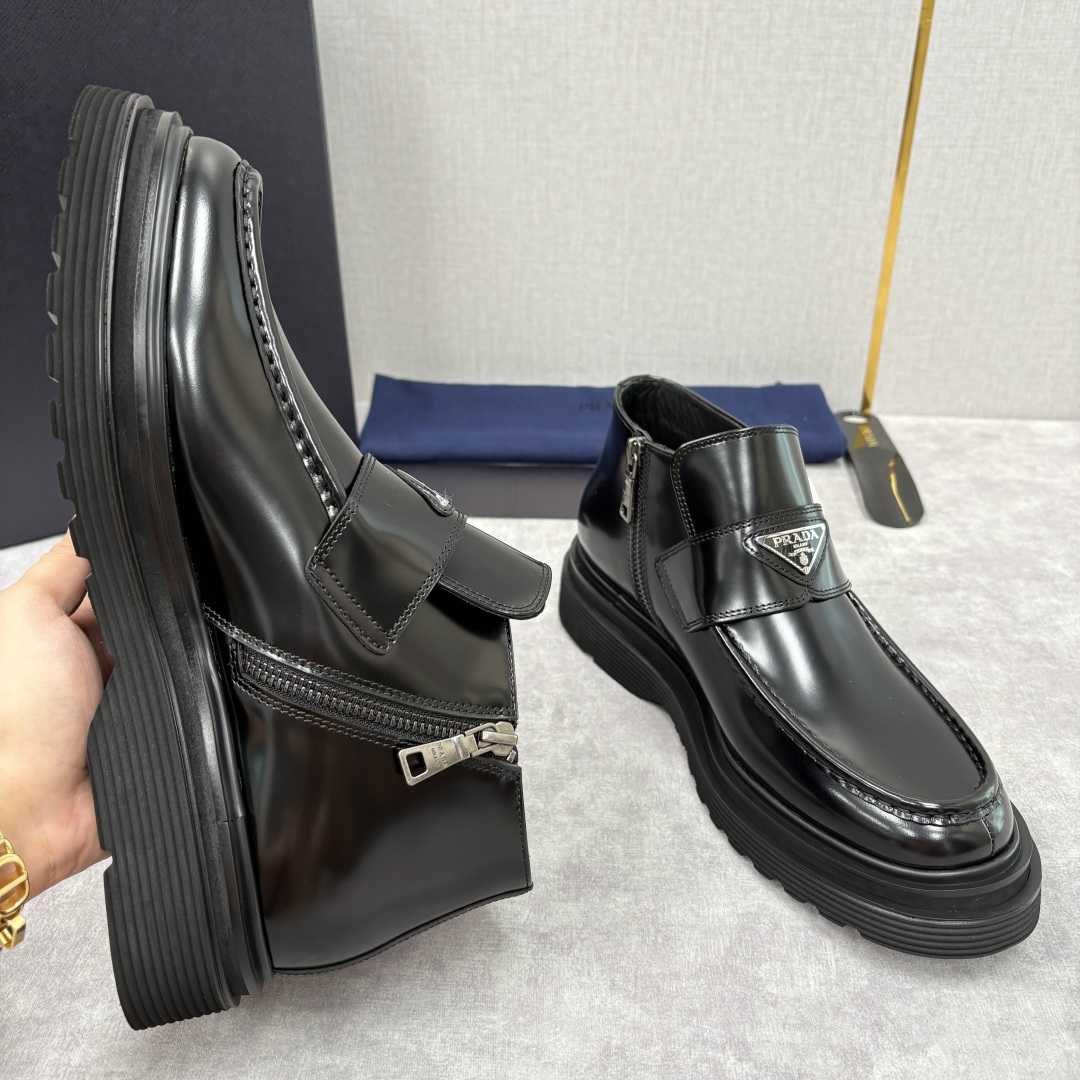 💋💍P家 普拉-达 Prad* 男士亮面厚底短靴 踝靴：经典与先锋的摩登碰撞 采用进口亮面开边珠擦色牛皮
