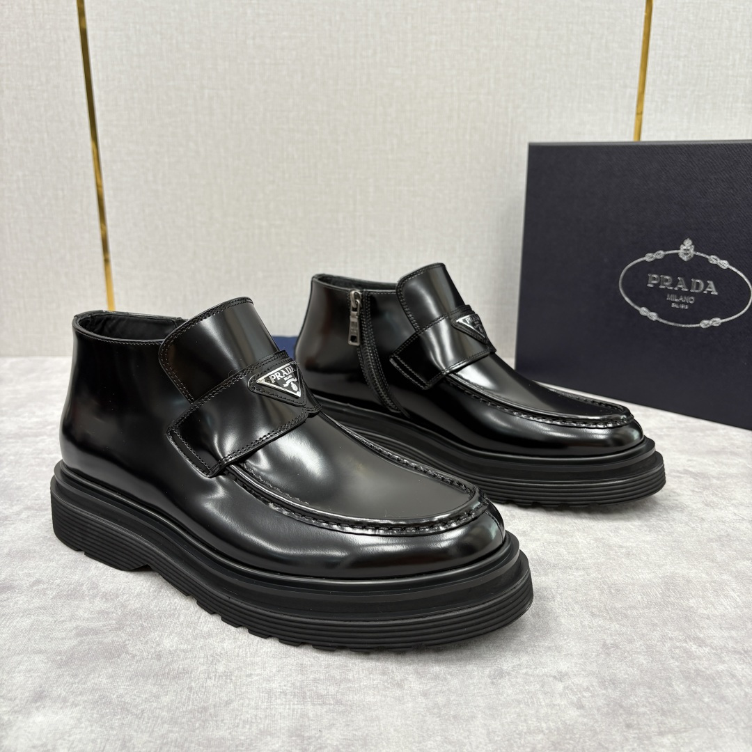 💋💍P家 普拉-达 Prad* 男士亮面厚底短靴 踝靴：经典与先锋的摩登碰撞 采用进口亮面开边珠擦色牛皮