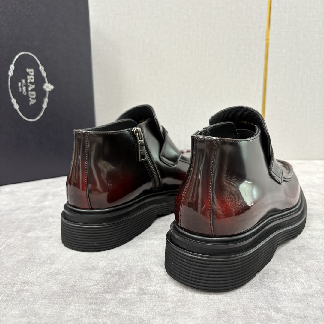 💋💍P家 普拉-达 Prad* 男士亮面厚底短靴 踝靴：经典与先锋的摩登碰撞 采用进口亮面开边珠擦色牛皮