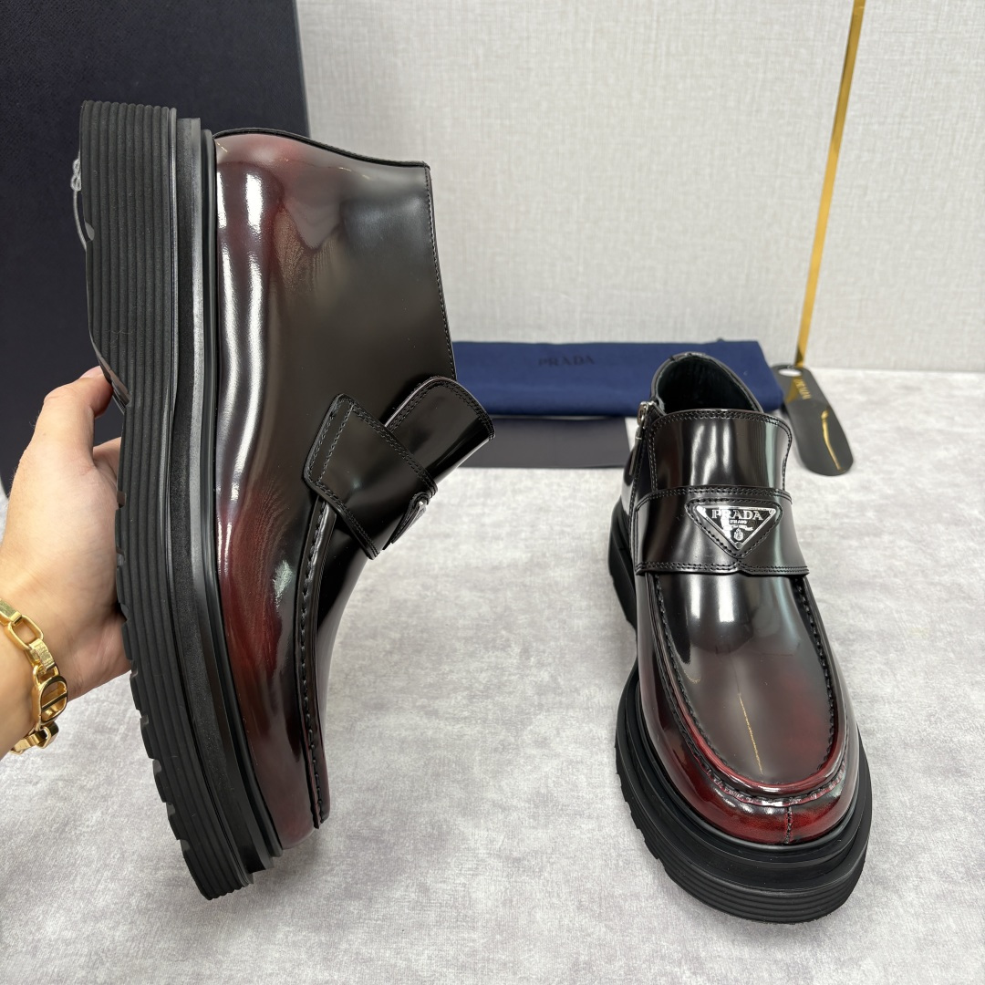 💋💍P家 普拉-达 Prad* 男士亮面厚底短靴 踝靴：经典与先锋的摩登碰撞 采用进口亮面开边珠擦色牛皮