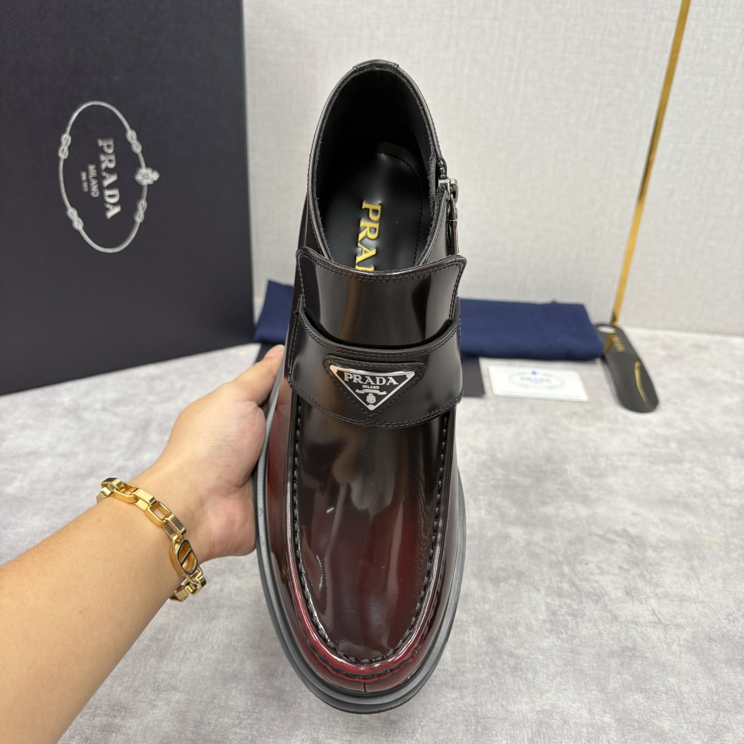 💋💍P家 普拉-达 Prad* 男士亮面厚底短靴 踝靴：经典与先锋的摩登碰撞 采用进口亮面开边珠擦色牛皮