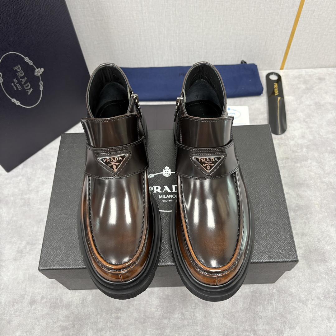 💋💍P家 普拉-达 Prad* 男士亮面厚底短靴 踝靴：经典与先锋的摩登碰撞 采用进口亮面开边珠擦色牛皮