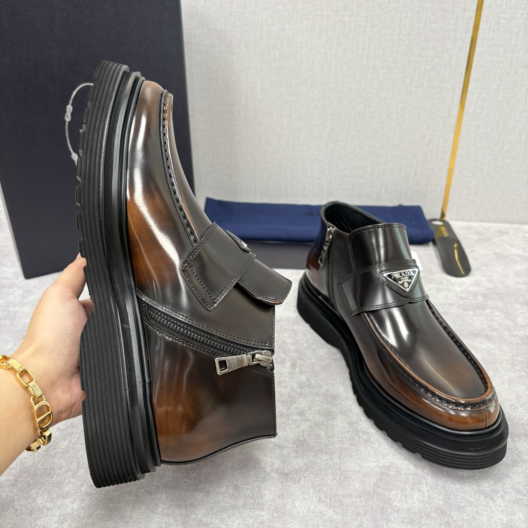 💋💍P家 普拉-达 Prad* 男士亮面厚底短靴 踝靴：经典与先锋的摩登碰撞 采用进口亮面开边珠擦色牛皮