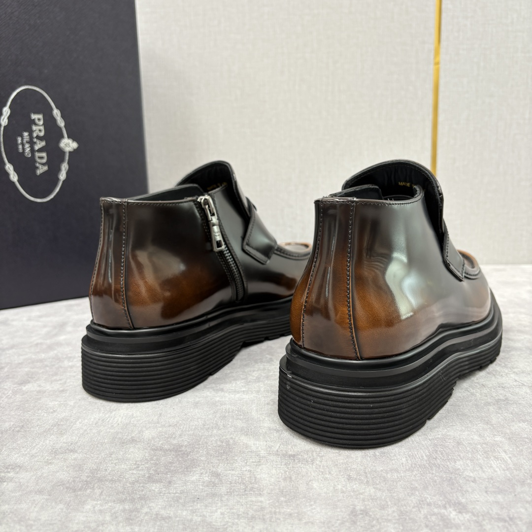 💋💍P家 普拉-达 Prad* 男士亮面厚底短靴 踝靴：经典与先锋的摩登碰撞 采用进口亮面开边珠擦色牛皮