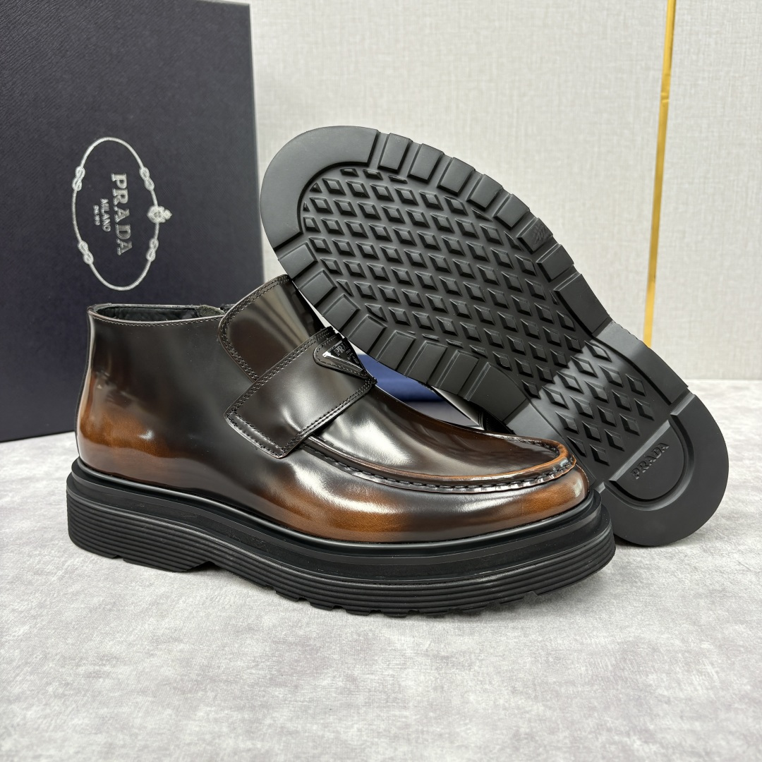 💋💍P家 普拉-达 Prad* 男士亮面厚底短靴 踝靴：经典与先锋的摩登碰撞 采用进口亮面开边珠擦色牛皮
