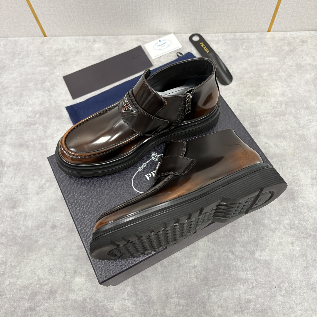 💋💍P家 普拉-达 Prad* 男士亮面厚底短靴 踝靴：经典与先锋的摩登碰撞 采用进口亮面开边珠擦色牛皮