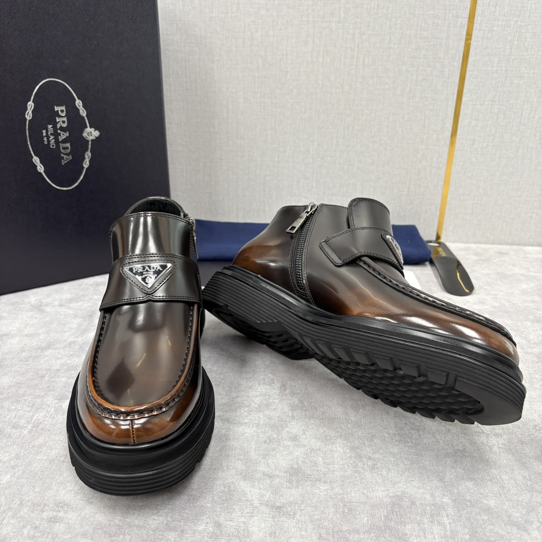 💋💍P家 普拉-达 Prad* 男士亮面厚底短靴 踝靴：经典与先锋的摩登碰撞 采用进口亮面开边珠擦色牛皮