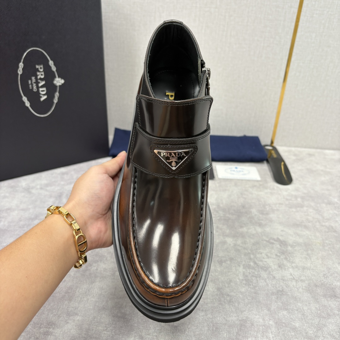 💋💍P家 普拉-达 Prad* 男士亮面厚底短靴 踝靴：经典与先锋的摩登碰撞 采用进口亮面开边珠擦色牛皮