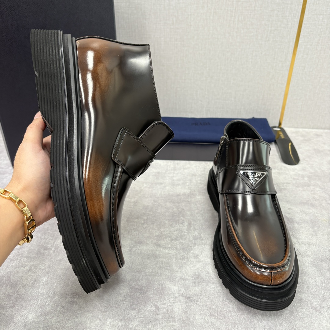 💋💍P家 普拉-达 Prad* 男士亮面厚底短靴 踝靴：经典与先锋的摩登碰撞 采用进口亮面开边珠擦色牛皮