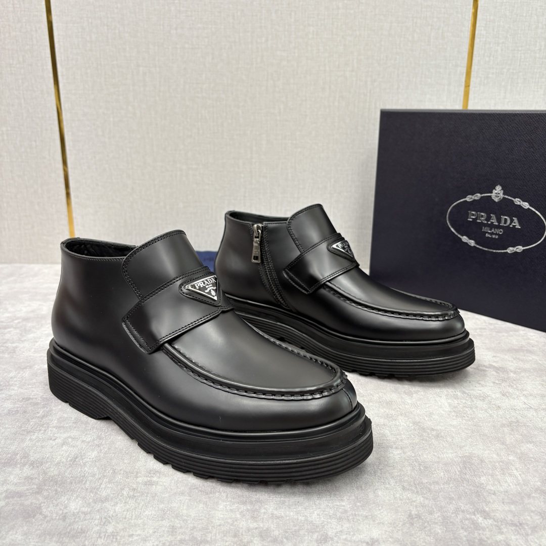 💋💍P家 普拉-达 Prad* 男士亮面厚底短靴 踝靴：经典与先锋的摩登碰撞 采用进口亮面开边珠擦色牛皮