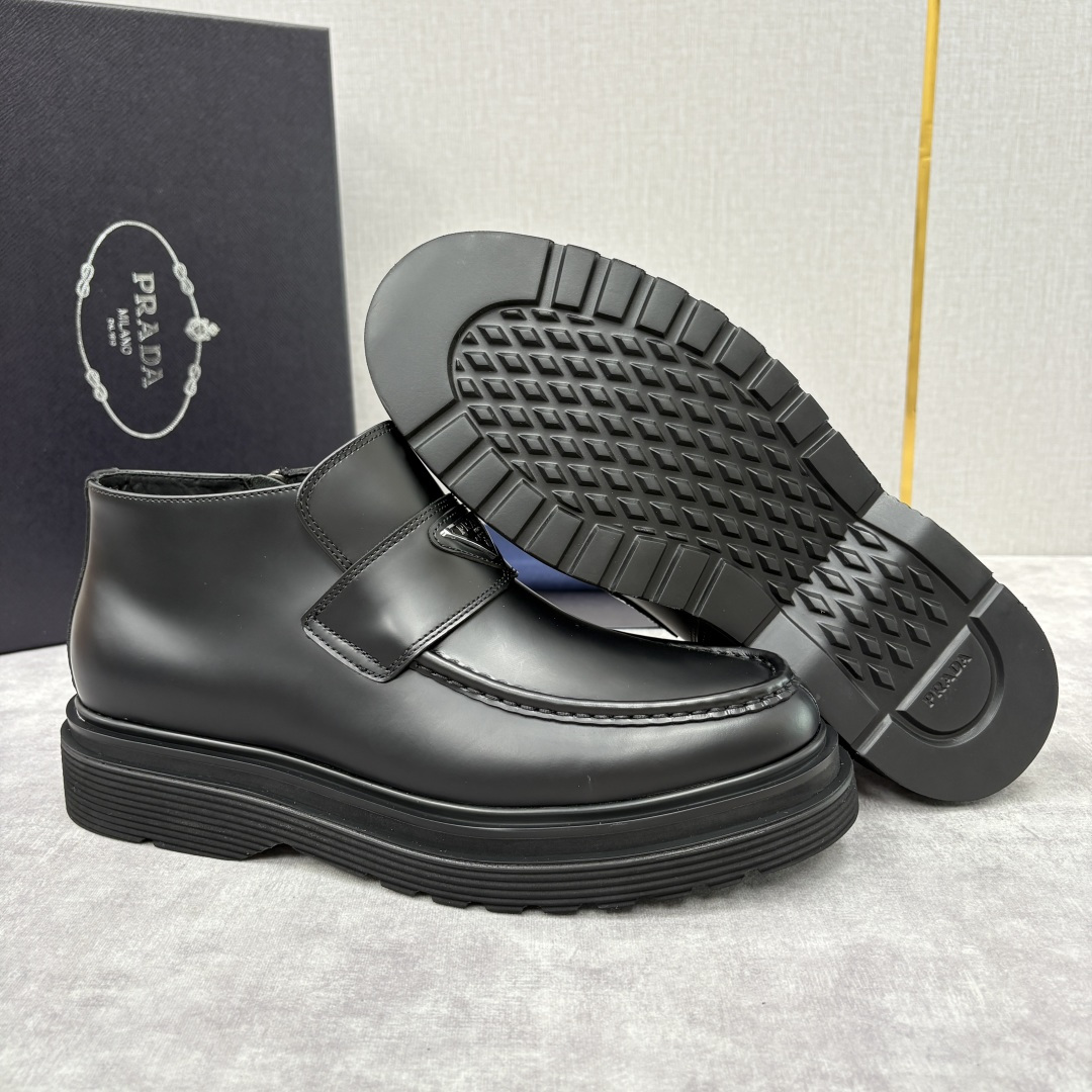 💋💍P家 普拉-达 Prad* 男士亮面厚底短靴 踝靴：经典与先锋的摩登碰撞 采用进口亮面开边珠擦色牛皮