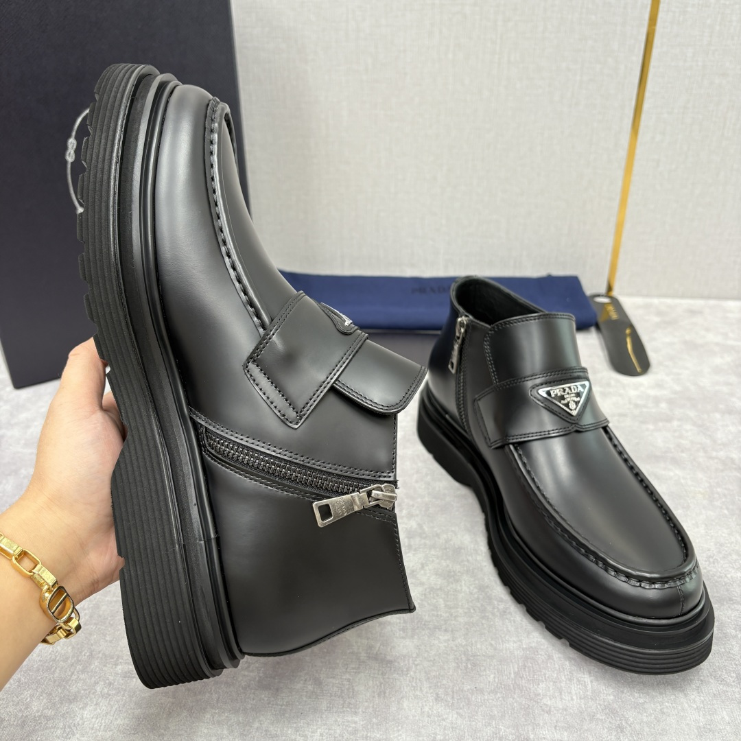 💋💍P家 普拉-达 Prad* 男士亮面厚底短靴 踝靴：经典与先锋的摩登碰撞 采用进口亮面开边珠擦色牛皮
