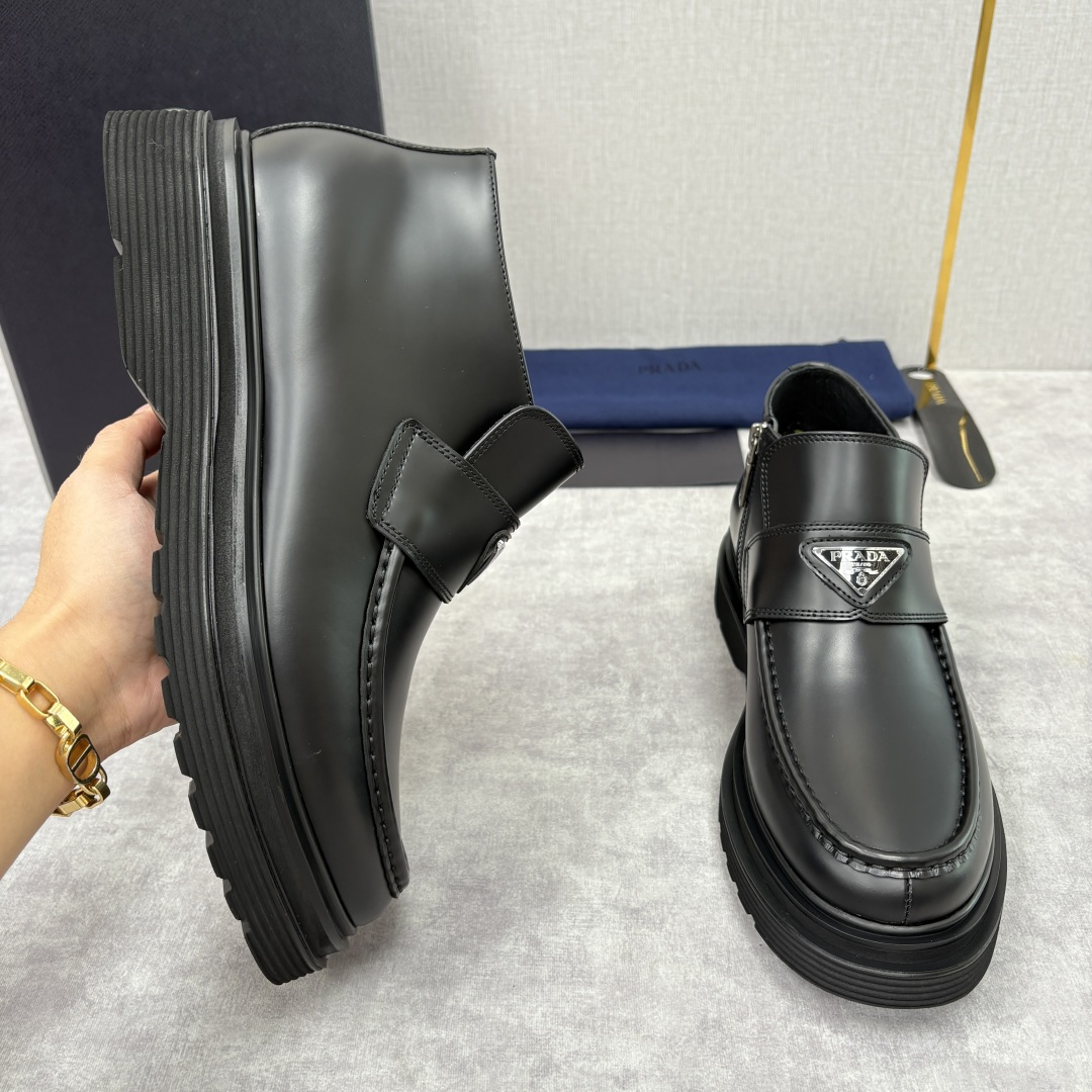 💋💍P家 普拉-达 Prad* 男士亮面厚底短靴 踝靴：经典与先锋的摩登碰撞 采用进口亮面开边珠擦色牛皮