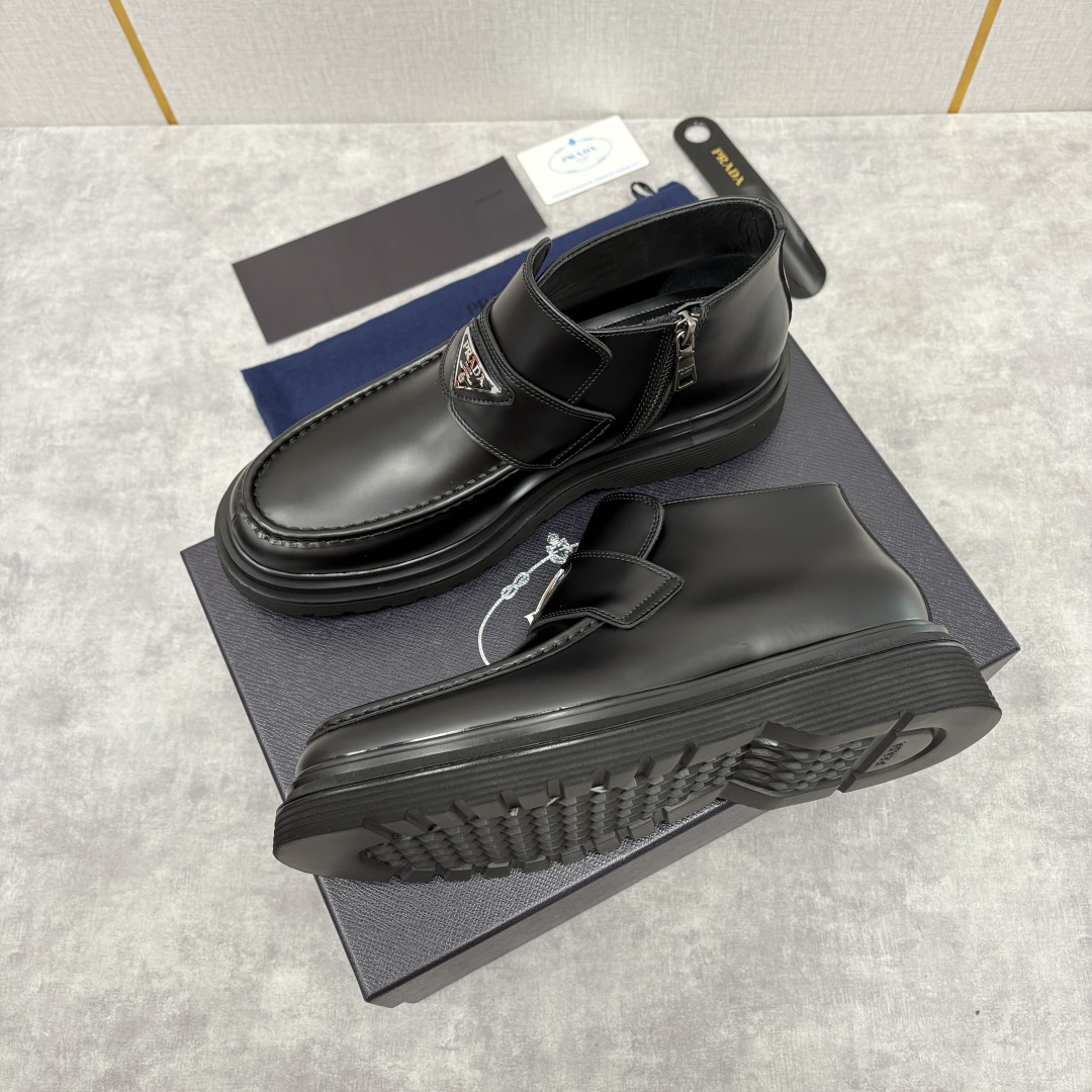 💋💍P家 普拉-达 Prad* 男士亮面厚底短靴 踝靴：经典与先锋的摩登碰撞 采用进口亮面开边珠擦色牛皮
