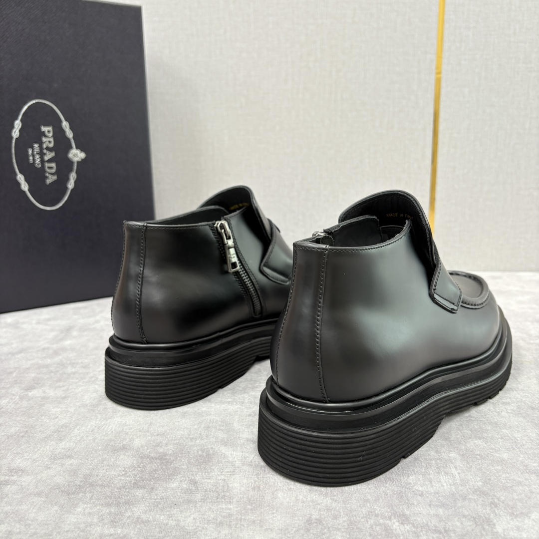 💋💍P家 普拉-达 Prad* 男士亮面厚底短靴 踝靴：经典与先锋的摩登碰撞 采用进口亮面开边珠擦色牛皮