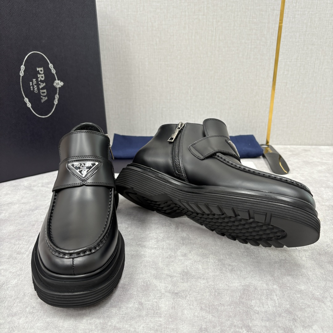 💋💍P家 普拉-达 Prad* 男士亮面厚底短靴 踝靴：经典与先锋的摩登碰撞 采用进口亮面开边珠擦色牛皮