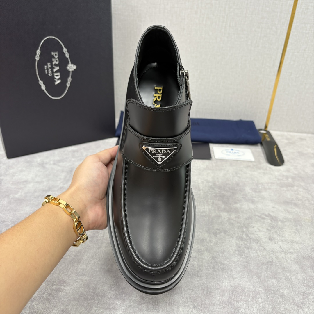 💋💍P家 普拉-达 Prad* 男士亮面厚底短靴 踝靴：经典与先锋的摩登碰撞 采用进口亮面开边珠擦色牛皮
