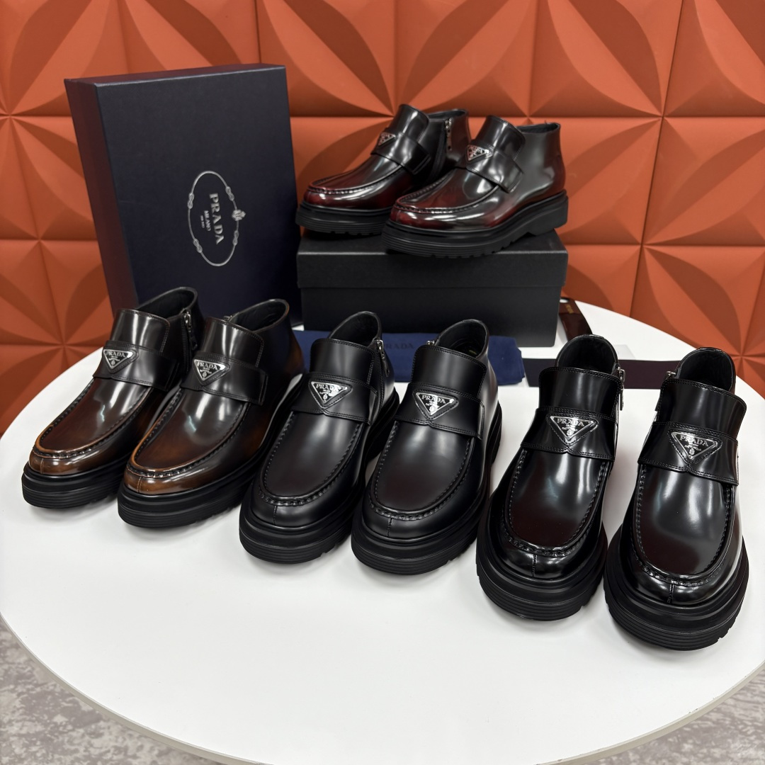 💋💍P家 普拉-达 Prad* 男士亮面厚底短靴 踝靴：经典与先锋的摩登碰撞 采用进口亮面开边珠擦色牛皮