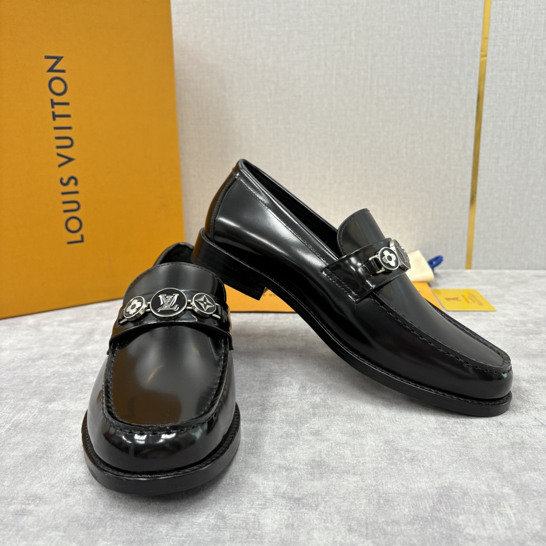 💋💍L家新品 LOUI* 乐福鞋皮鞋 官方 9,350 本款Major乐福鞋皮鞋 采用品牌进口细腻小牛皮