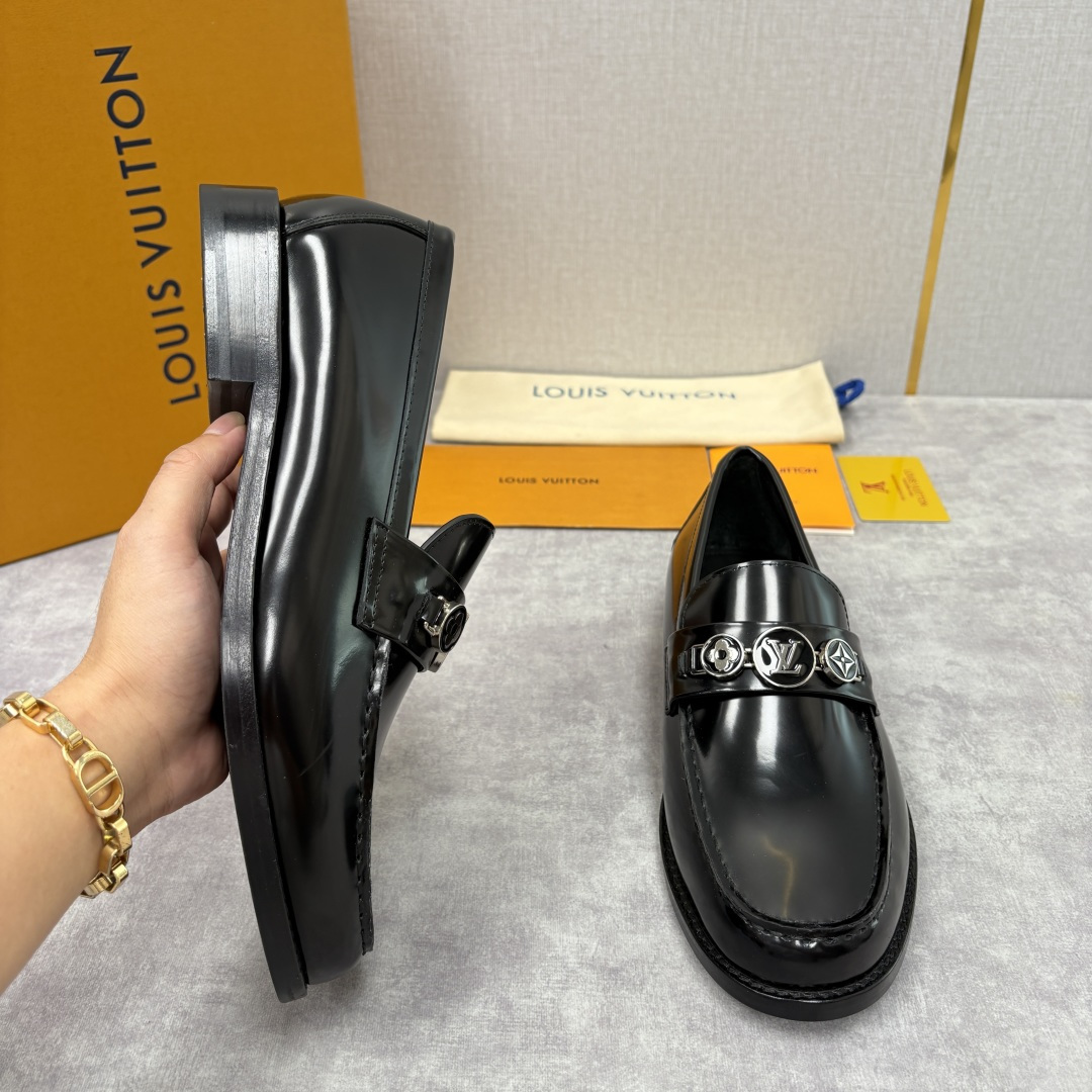 💋💍L家新品 LOUI* 乐福鞋皮鞋 官方 9,350 本款Major乐福鞋皮鞋 采用品牌进口细腻小牛皮