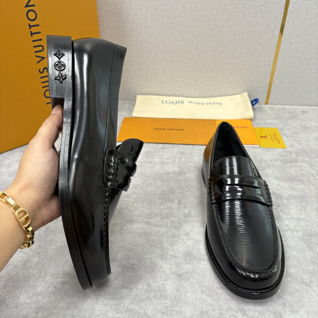 💋💍L家新品 LOUI* 乐福鞋皮鞋 官方 9,350 本款Major乐福鞋皮鞋 系列采用鳄鱼纹压花小牛