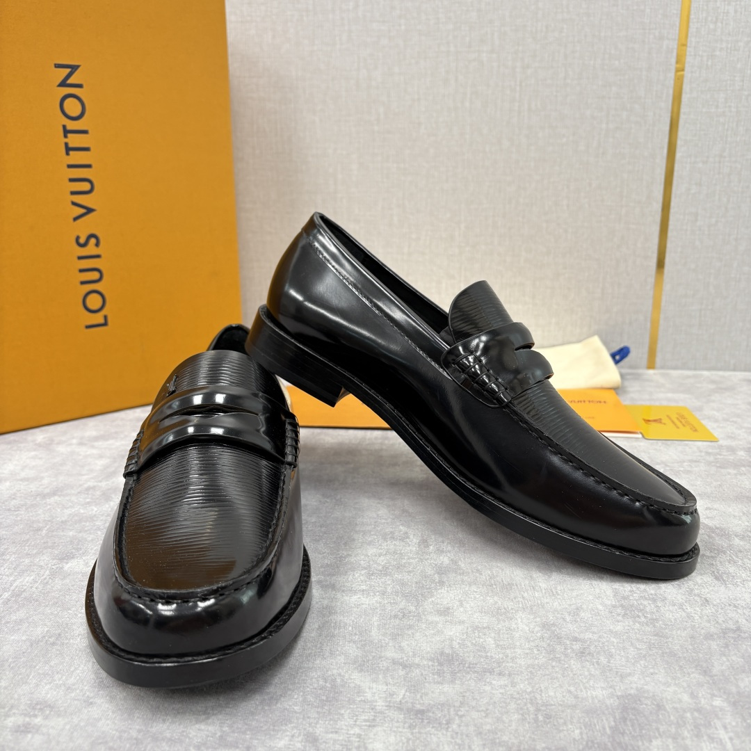 💋💍L家新品 LOUI* 乐福鞋皮鞋 官方 9,350 本款Major乐福鞋皮鞋 系列采用鳄鱼纹压花小牛