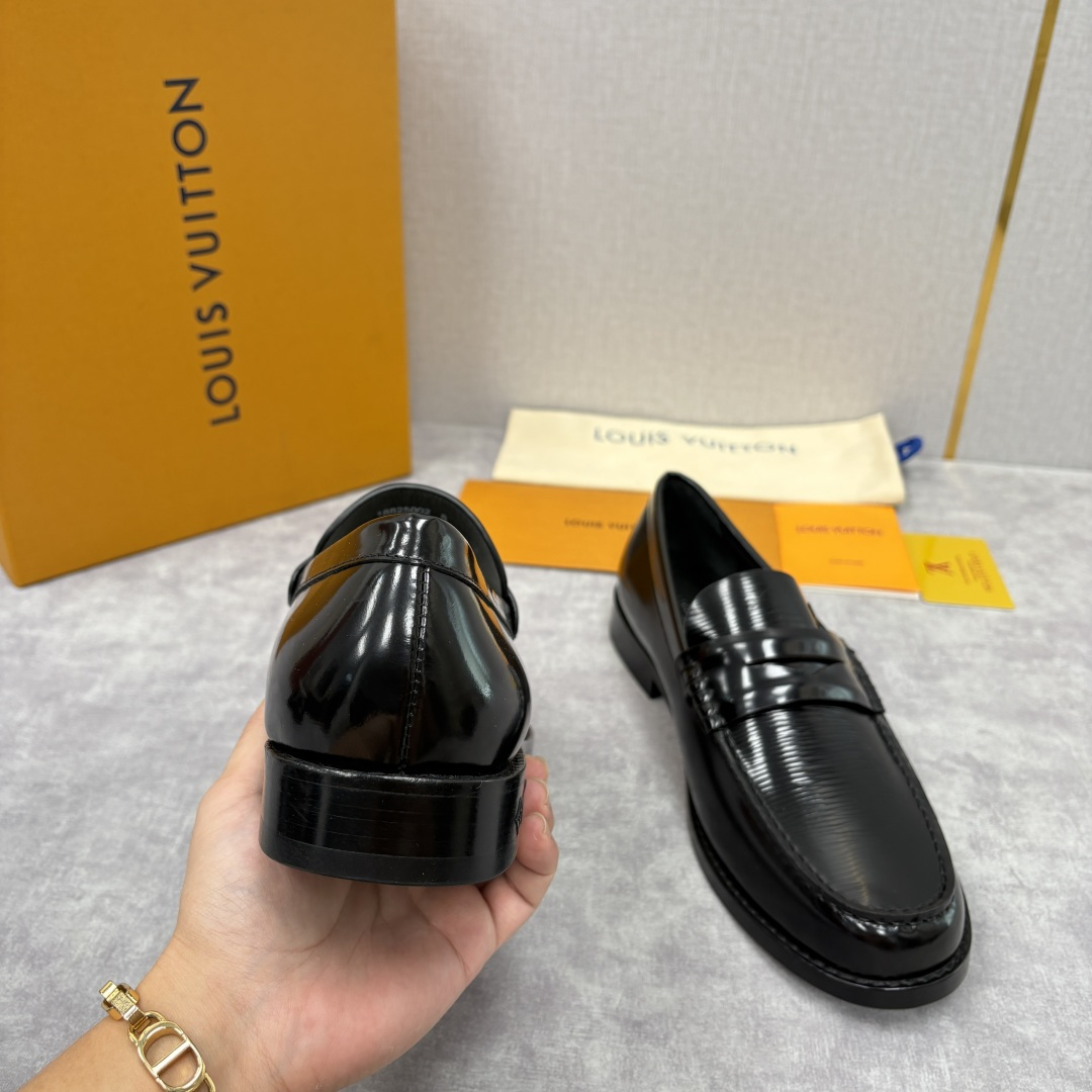 💋💍L家新品 LOUI* 乐福鞋皮鞋 官方 9,350 本款Major乐福鞋皮鞋 系列采用鳄鱼纹压花小牛