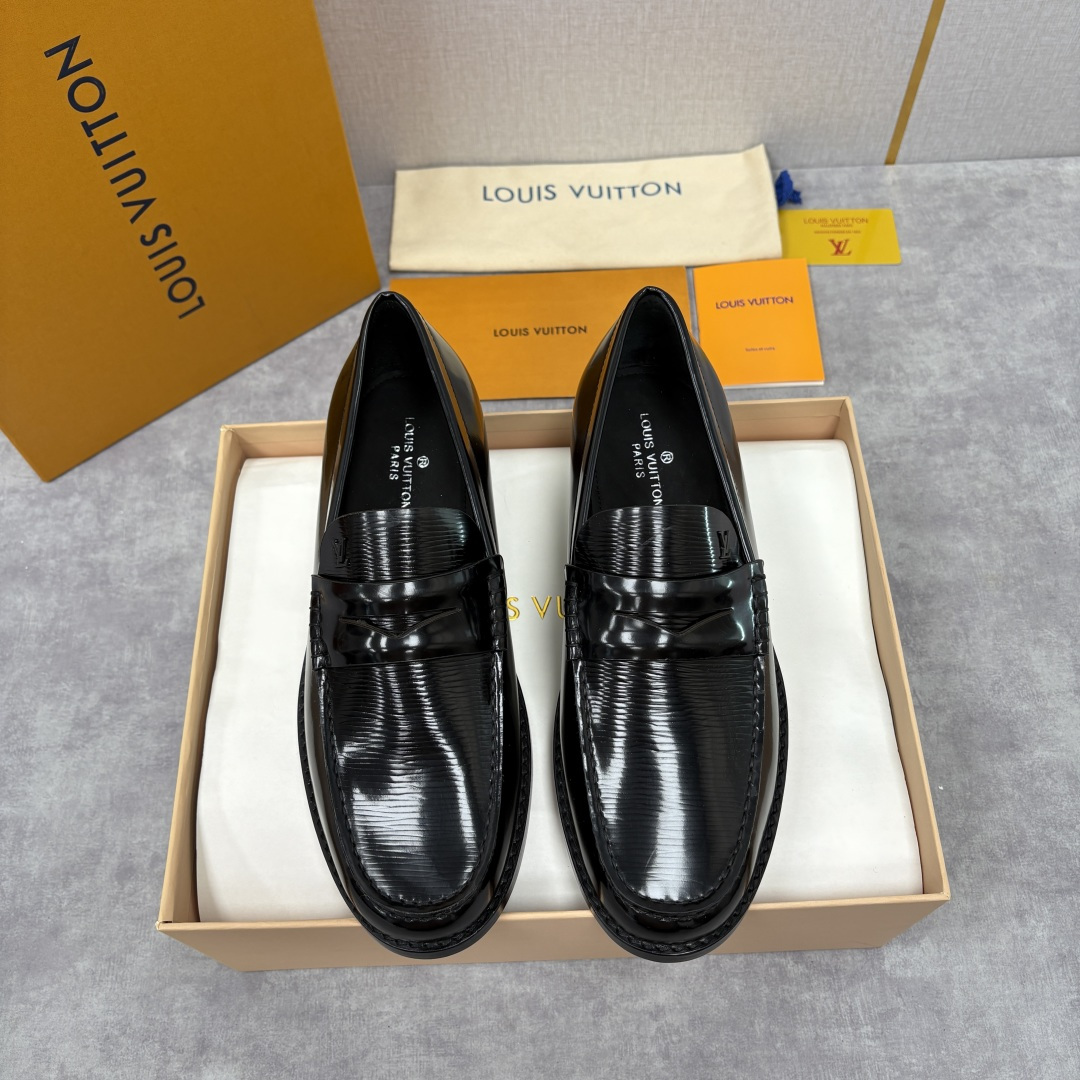 💋💍L家新品 LOUI* 乐福鞋皮鞋 官方 9,350 本款Major乐福鞋皮鞋 系列采用鳄鱼纹压花小牛