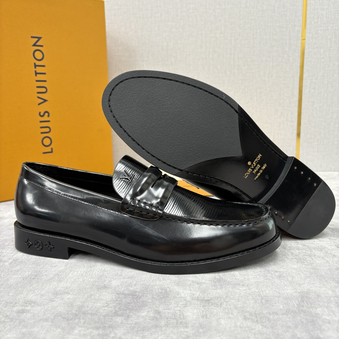 💋💍L家新品 LOUI* 乐福鞋皮鞋 官方 9,350 本款Major乐福鞋皮鞋 系列采用鳄鱼纹压花小牛