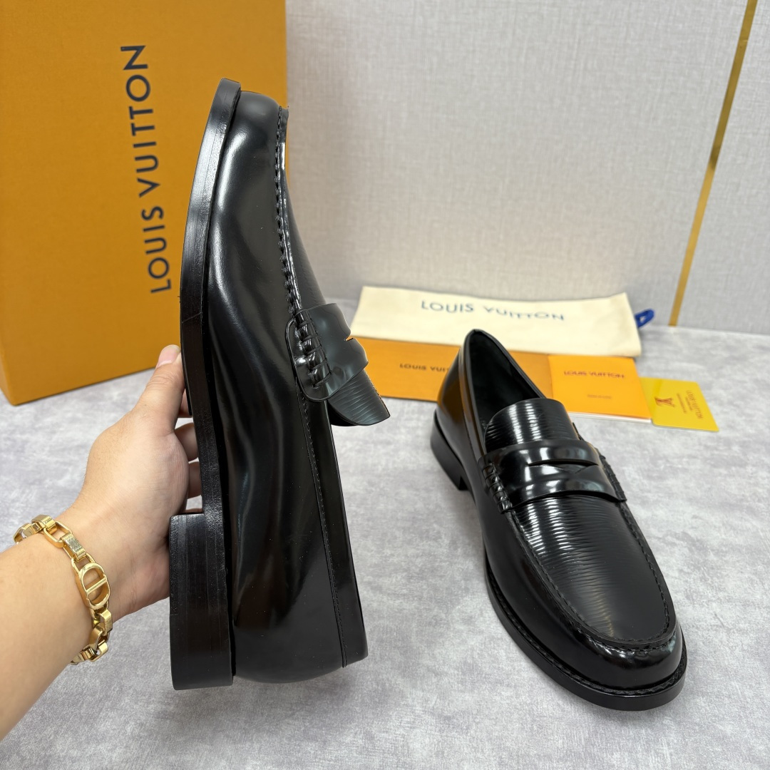 💋💍L家新品 LOUI* 乐福鞋皮鞋 官方 9,350 本款Major乐福鞋皮鞋 系列采用鳄鱼纹压花小牛