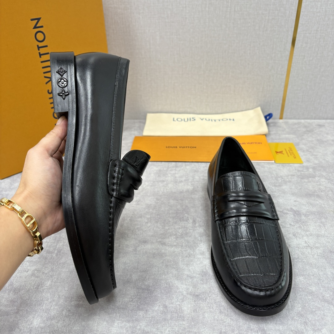 💋💍L家新品 LOUI* 乐福鞋皮鞋 官方 9,350 本款Major乐福鞋皮鞋 系列采用鳄鱼纹压花小牛