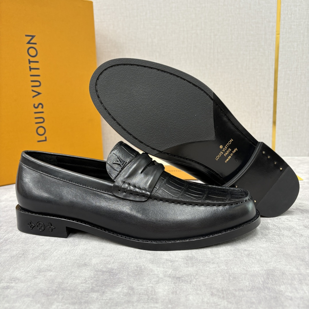 💋💍L家新品 LOUI* 乐福鞋皮鞋 官方 9,350 本款Major乐福鞋皮鞋 系列采用鳄鱼纹压花小牛