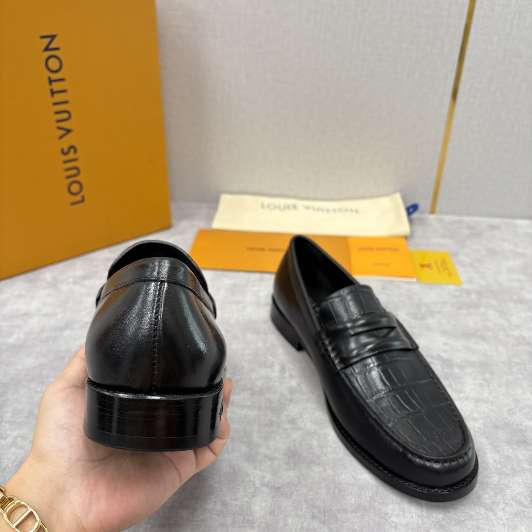 💋💍L家新品 LOUI* 乐福鞋皮鞋 官方 9,350 本款Major乐福鞋皮鞋 系列采用鳄鱼纹压花小牛