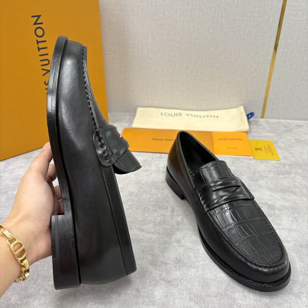 💋💍L家新品 LOUI* 乐福鞋皮鞋 官方 9,350 本款Major乐福鞋皮鞋 系列采用鳄鱼纹压花小牛