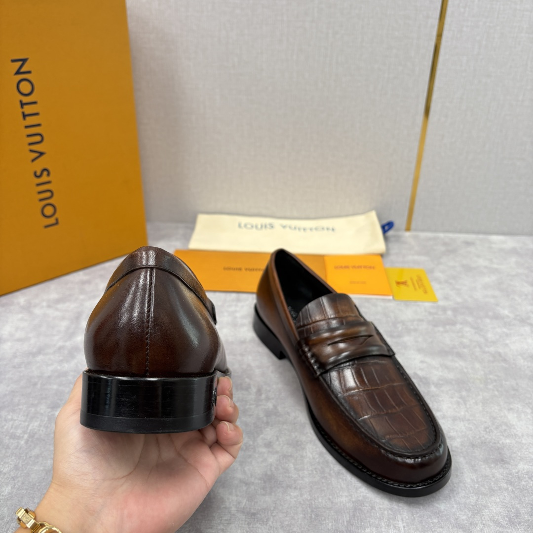💋💍L家新品 LOUI* 乐福鞋皮鞋 官方 9,350 本款Major乐福鞋皮鞋 系列采用鳄鱼纹压花小牛