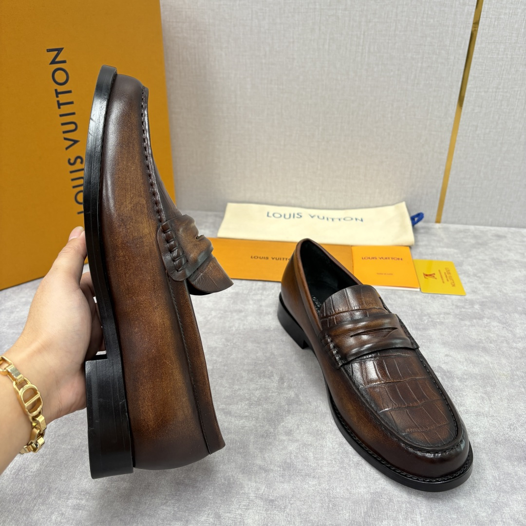 💋💍L家新品 LOUI* 乐福鞋皮鞋 官方 9,350 本款Major乐福鞋皮鞋 系列采用鳄鱼纹压花小牛