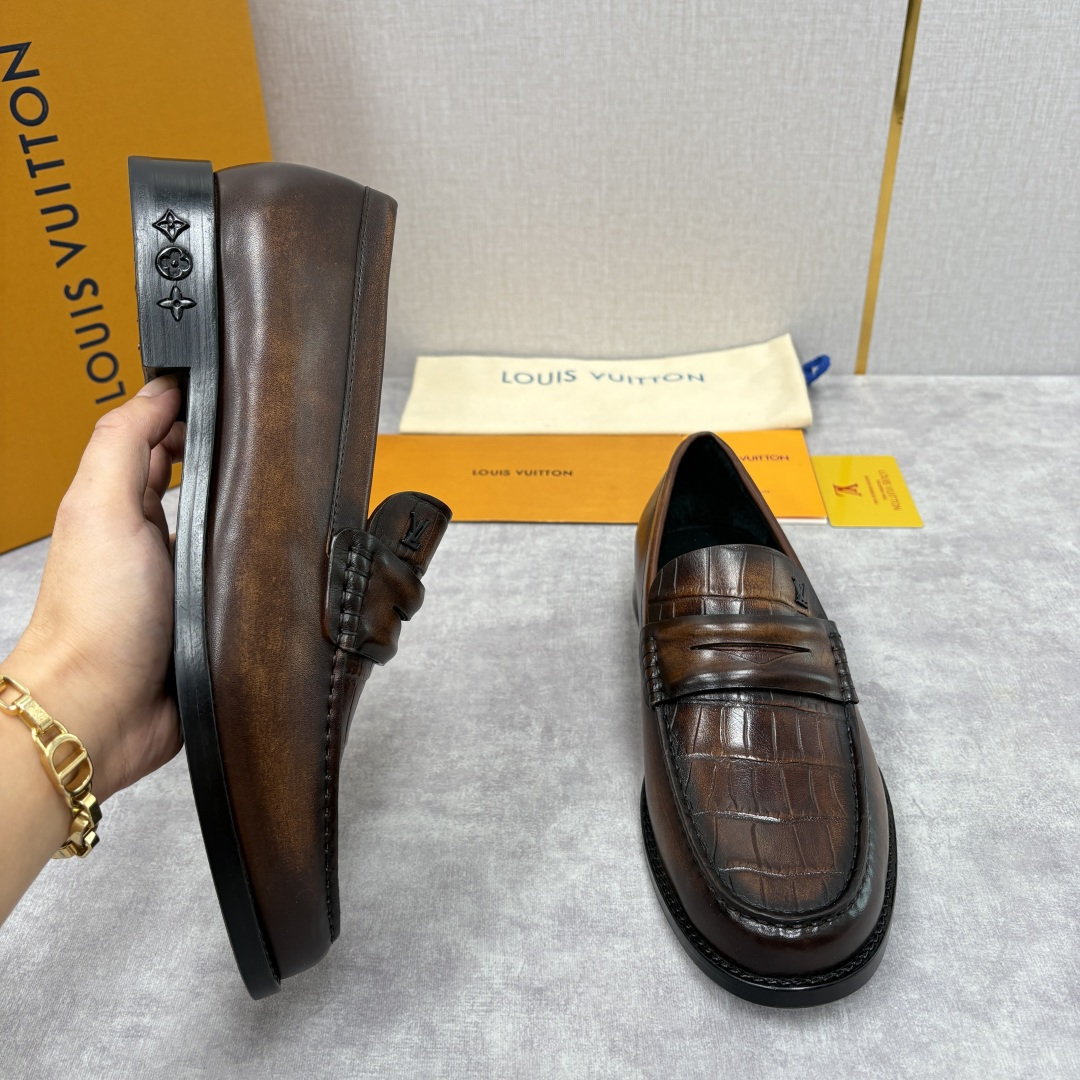 💋💍L家新品 LOUI* 乐福鞋皮鞋 官方 9,350 本款Major乐福鞋皮鞋 系列采用鳄鱼纹压花小牛