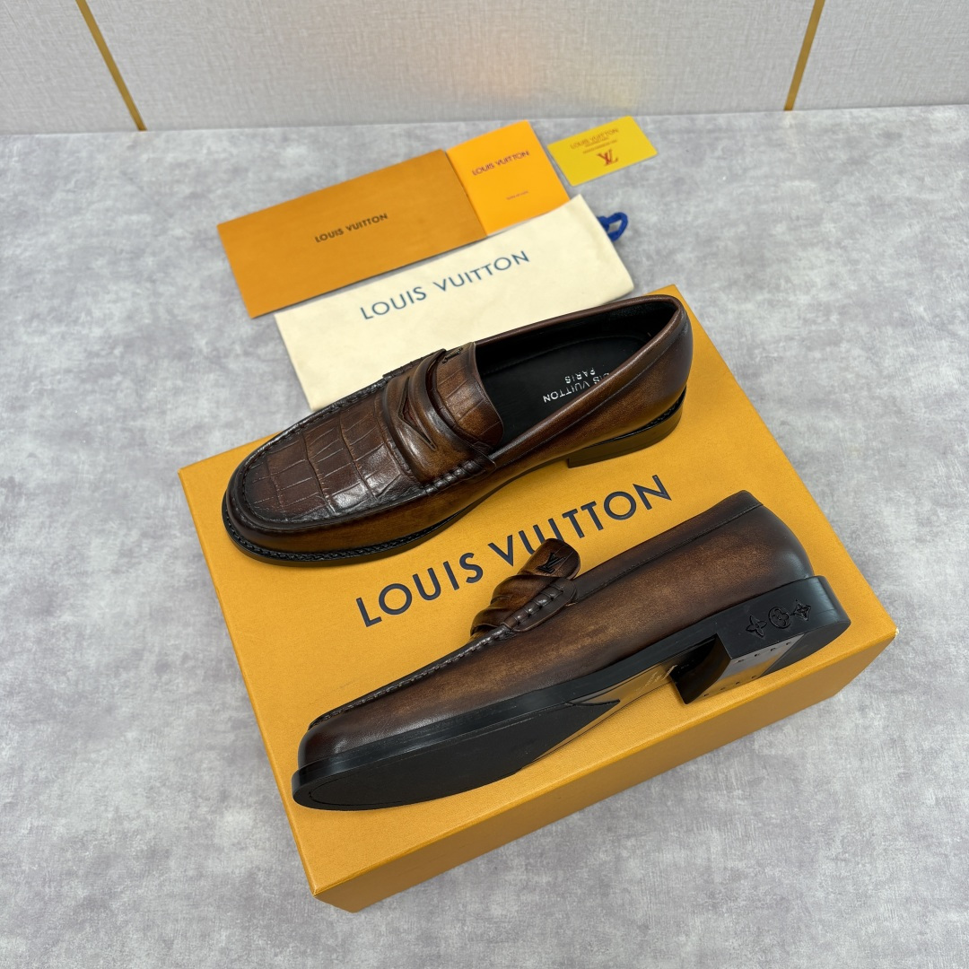 💋💍L家新品 LOUI* 乐福鞋皮鞋 官方 9,350 本款Major乐福鞋皮鞋 系列采用鳄鱼纹压花小牛