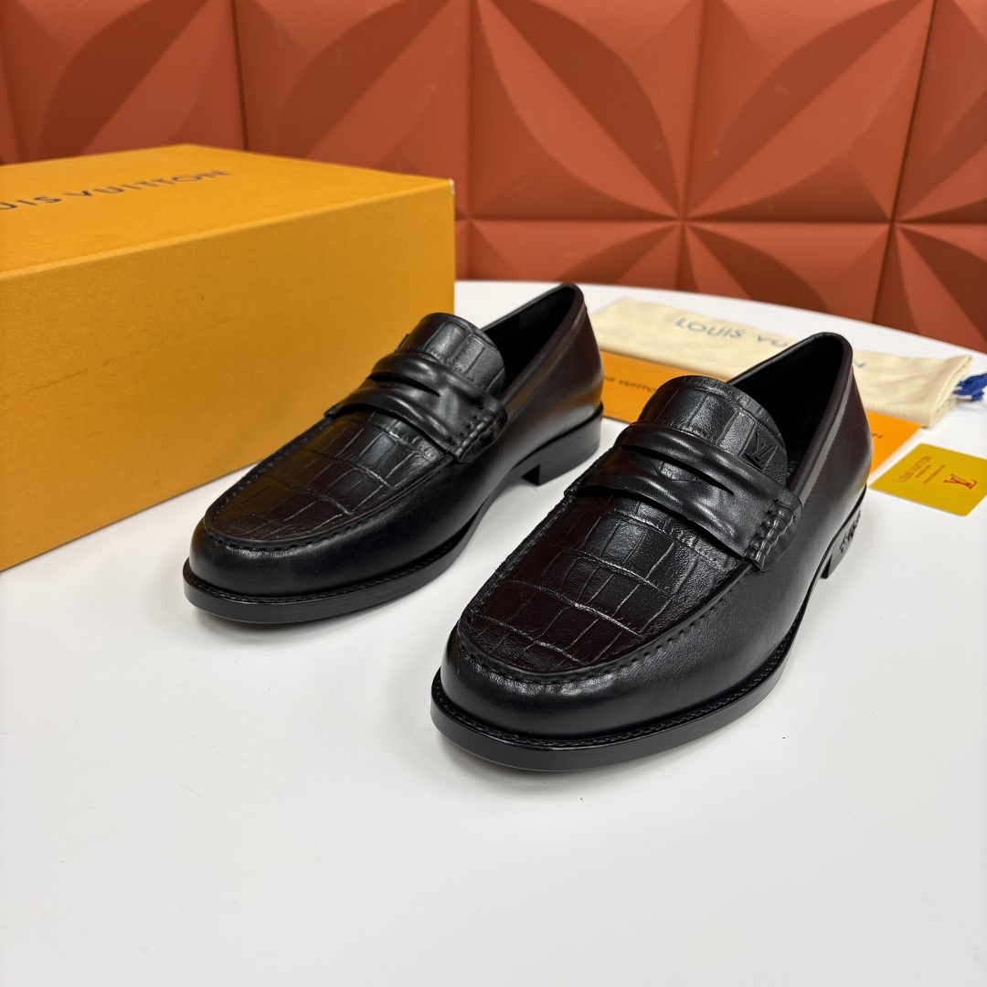 💋💍L家新品 LOUI* 乐福鞋皮鞋 官方 9,350 本款Major乐福鞋皮鞋 系列采用鳄鱼纹压花小牛