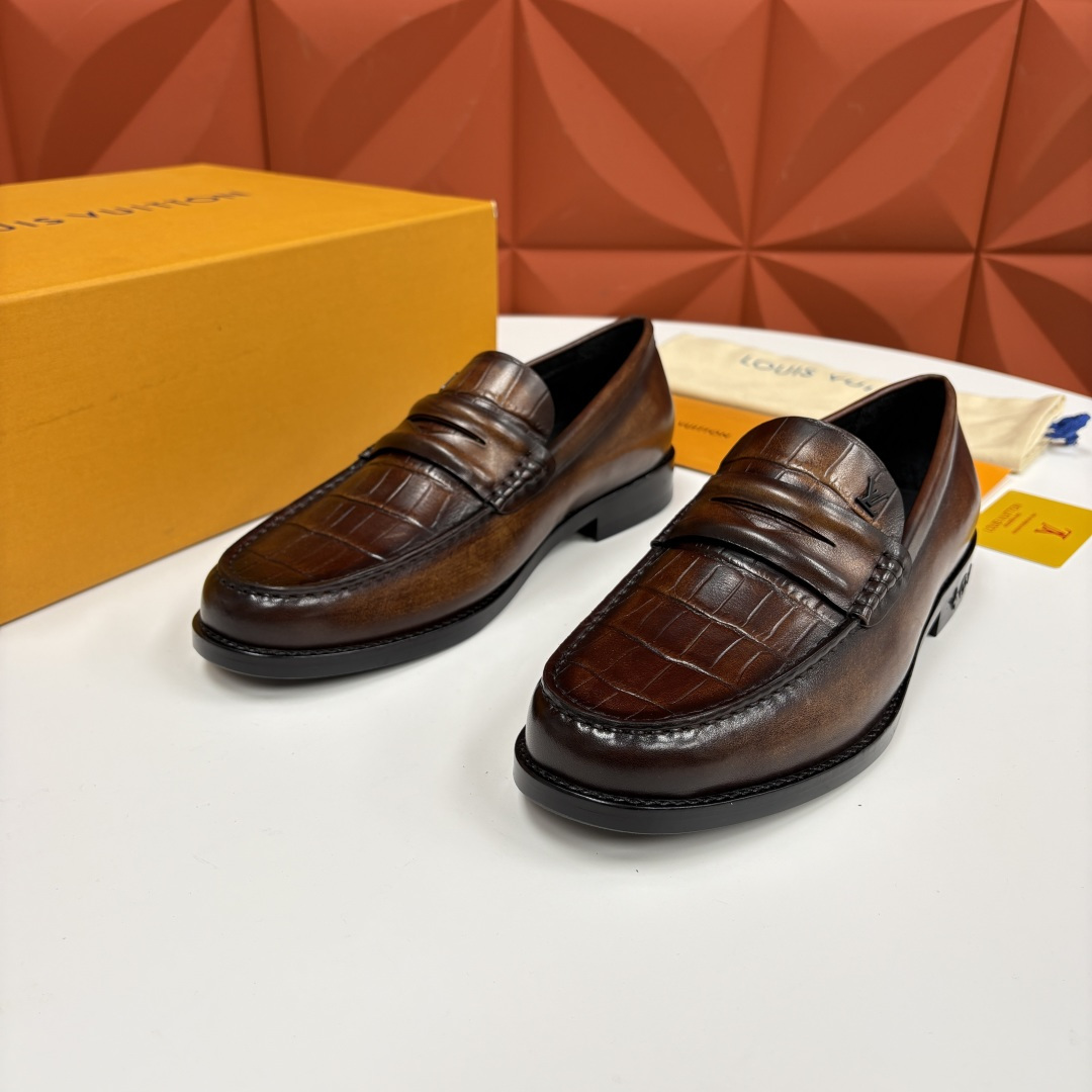 💋💍L家新品 LOUI* 乐福鞋皮鞋 官方 9,350 本款Major乐福鞋皮鞋 系列采用鳄鱼纹压花小牛