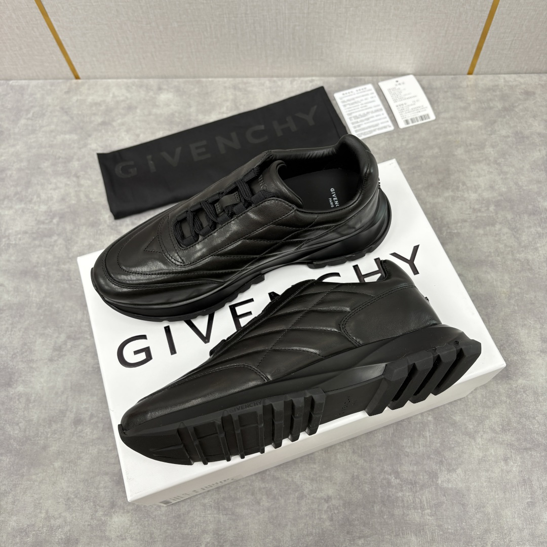 💋💍GVX 新品 Givench* 纪梵～希 Trainers 绗缝运动鞋 复古奢潮的多维演绎 。鞋面精