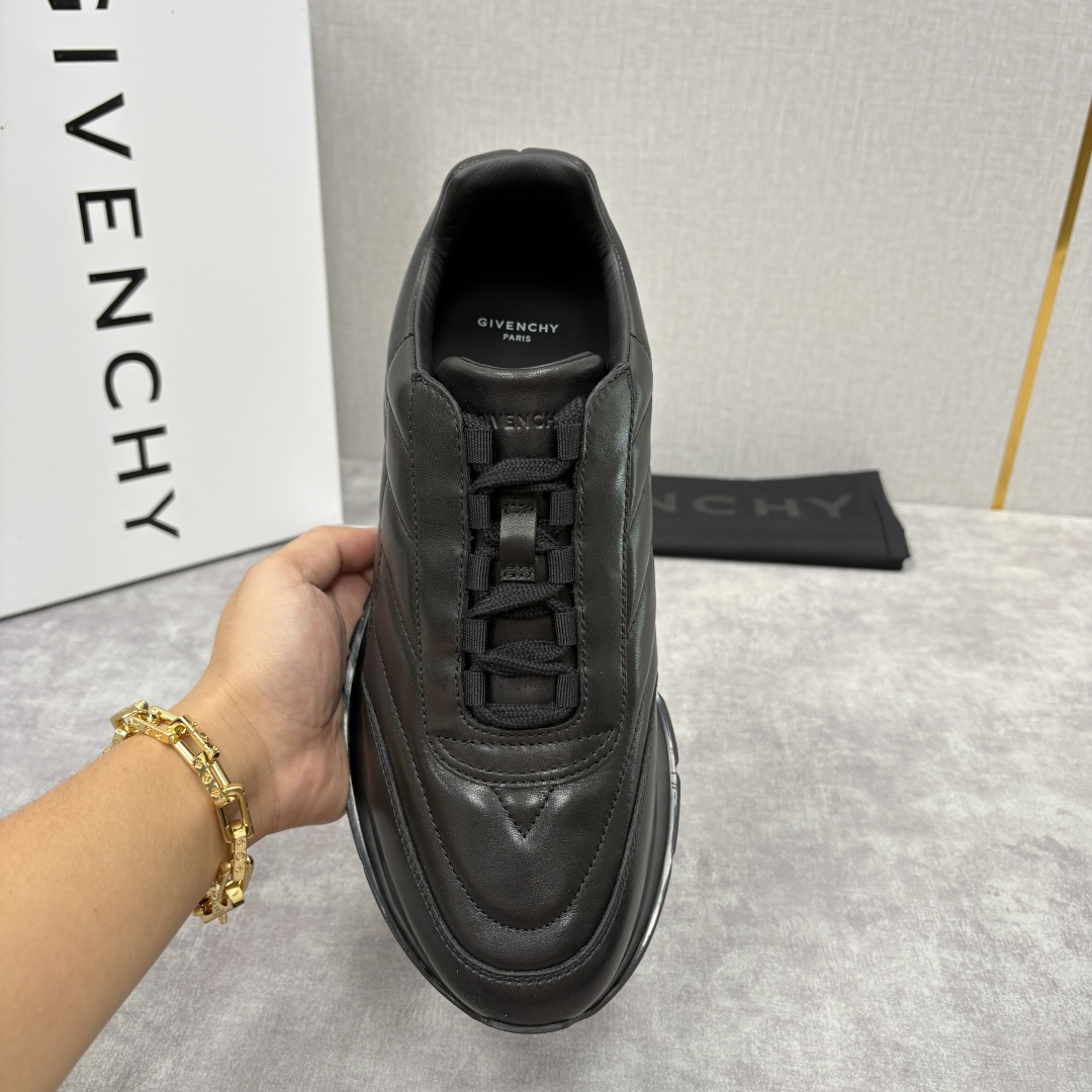 💋💍GVX 新品 Givench* 纪梵～希 Trainers 绗缝运动鞋 复古奢潮的多维演绎 。鞋面精