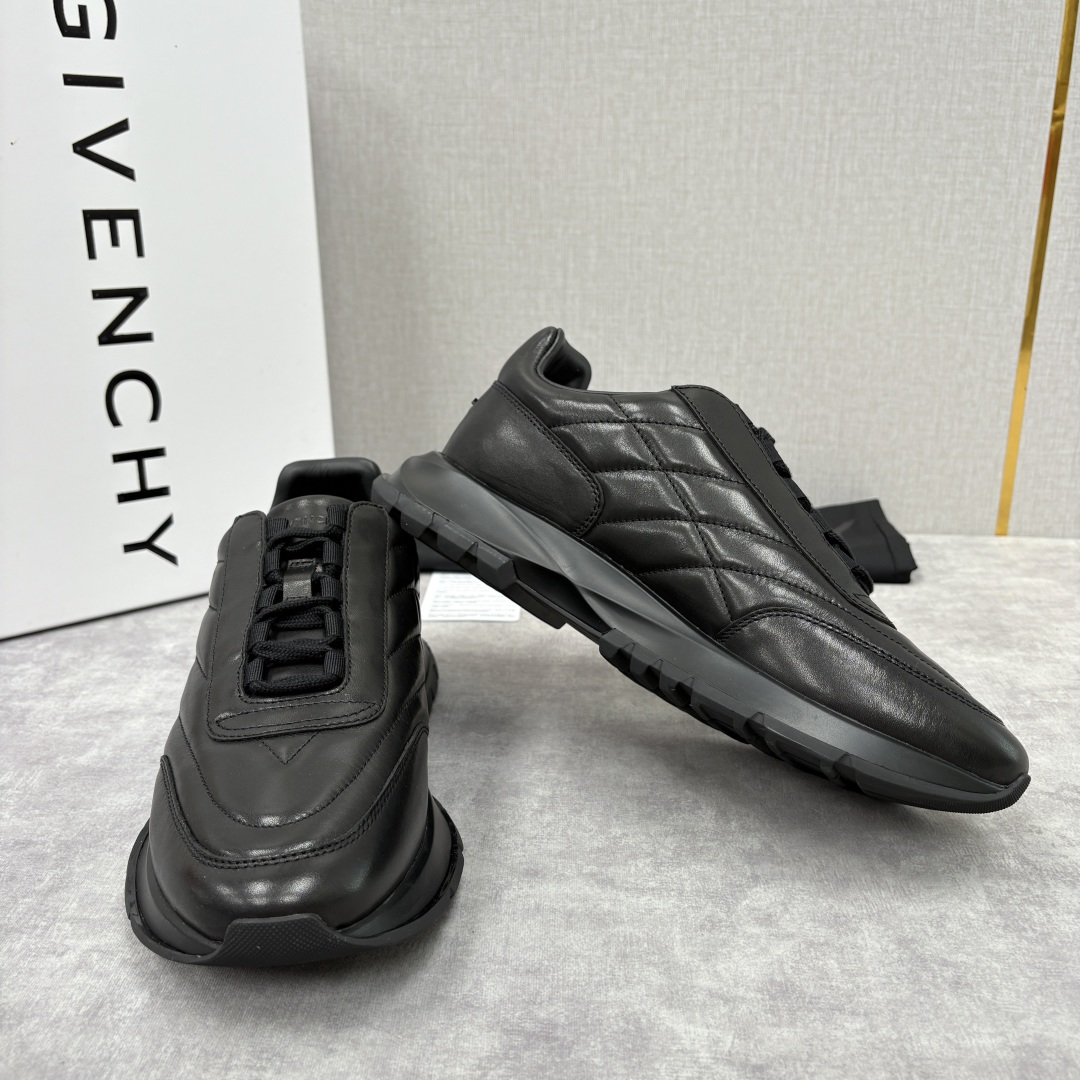 💋💍GVX 新品 Givench* 纪梵～希 Trainers 绗缝运动鞋 复古奢潮的多维演绎 。鞋面精