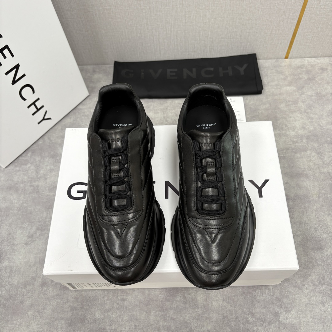 💋💍GVX 新品 Givench* 纪梵～希 Trainers 绗缝运动鞋 复古奢潮的多维演绎 。鞋面精