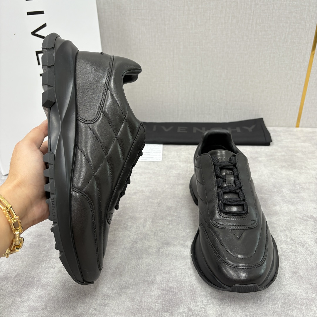 💋💍GVX 新品 Givench* 纪梵～希 Trainers 绗缝运动鞋 复古奢潮的多维演绎 。鞋面精