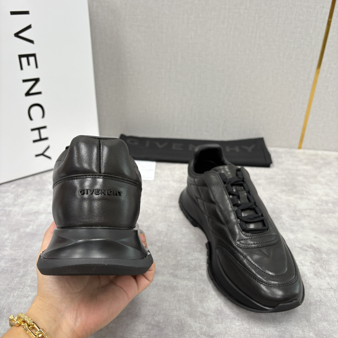 💋💍GVX 新品 Givench* 纪梵～希 Trainers 绗缝运动鞋 复古奢潮的多维演绎 。鞋面精