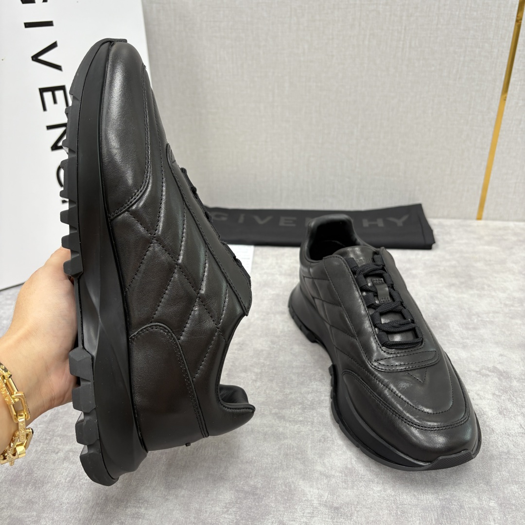 💋💍GVX 新品 Givench* 纪梵～希 Trainers 绗缝运动鞋 复古奢潮的多维演绎 。鞋面精