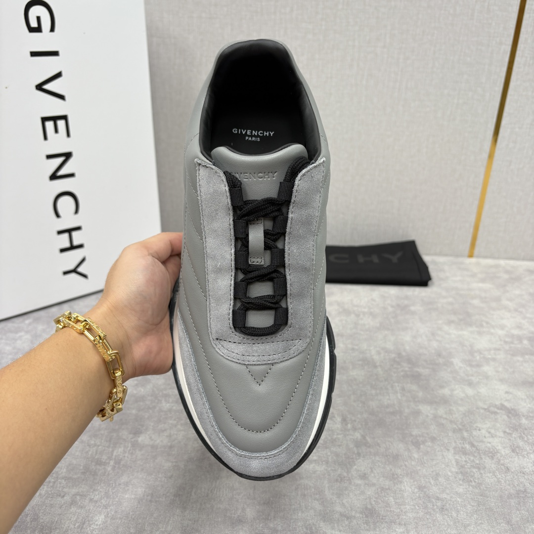 💋💍GVX 新品 Givench* 纪梵～希 Trainers 绗缝运动鞋 复古奢潮的多维演绎 。鞋面精