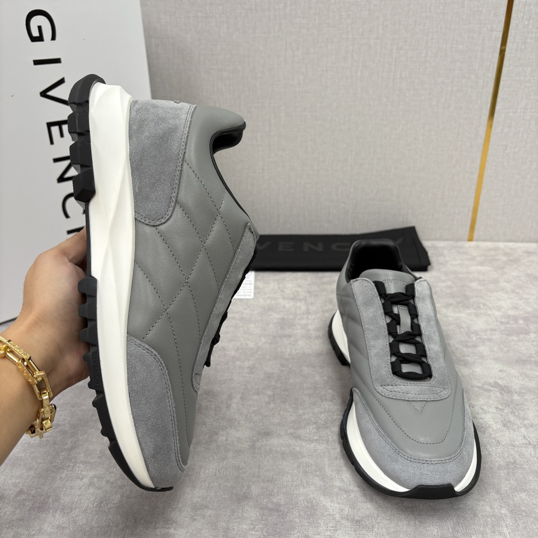 💋💍GVX 新品 Givench* 纪梵～希 Trainers 绗缝运动鞋 复古奢潮的多维演绎 。鞋面精