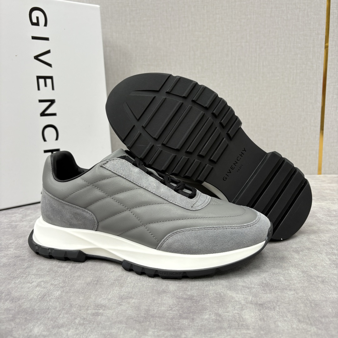 💋💍GVX 新品 Givench* 纪梵～希 Trainers 绗缝运动鞋 复古奢潮的多维演绎 。鞋面精
